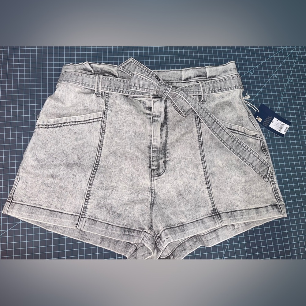 Universal Thread grey acid wash paper bag waist shorts women’s size 14